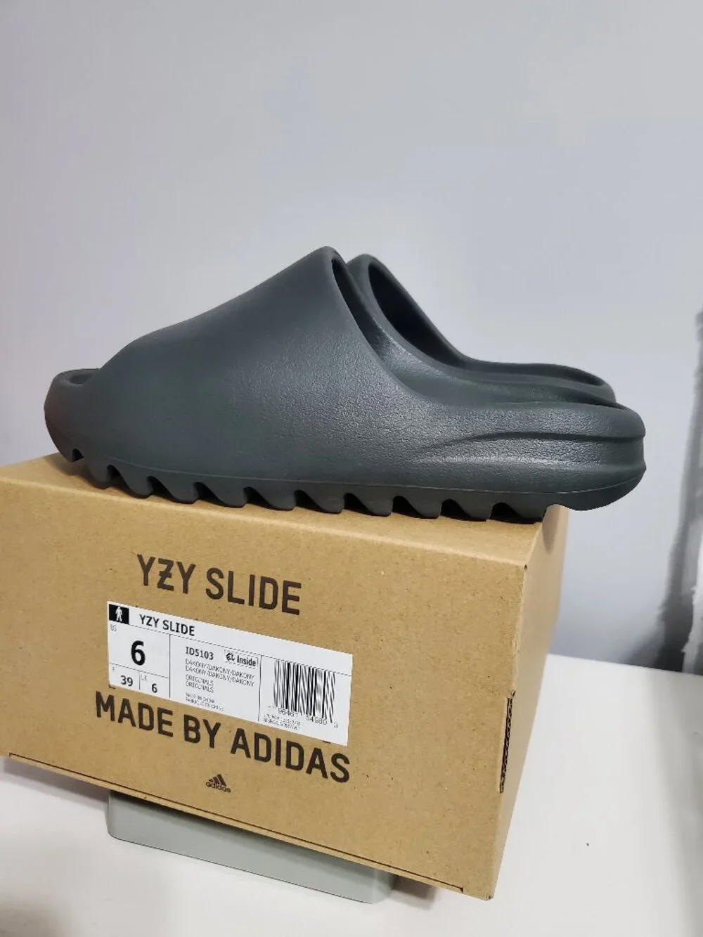 Adidas Yeezy YZY ID5103 Slide Sandal Dark Onyx Size 6 Men